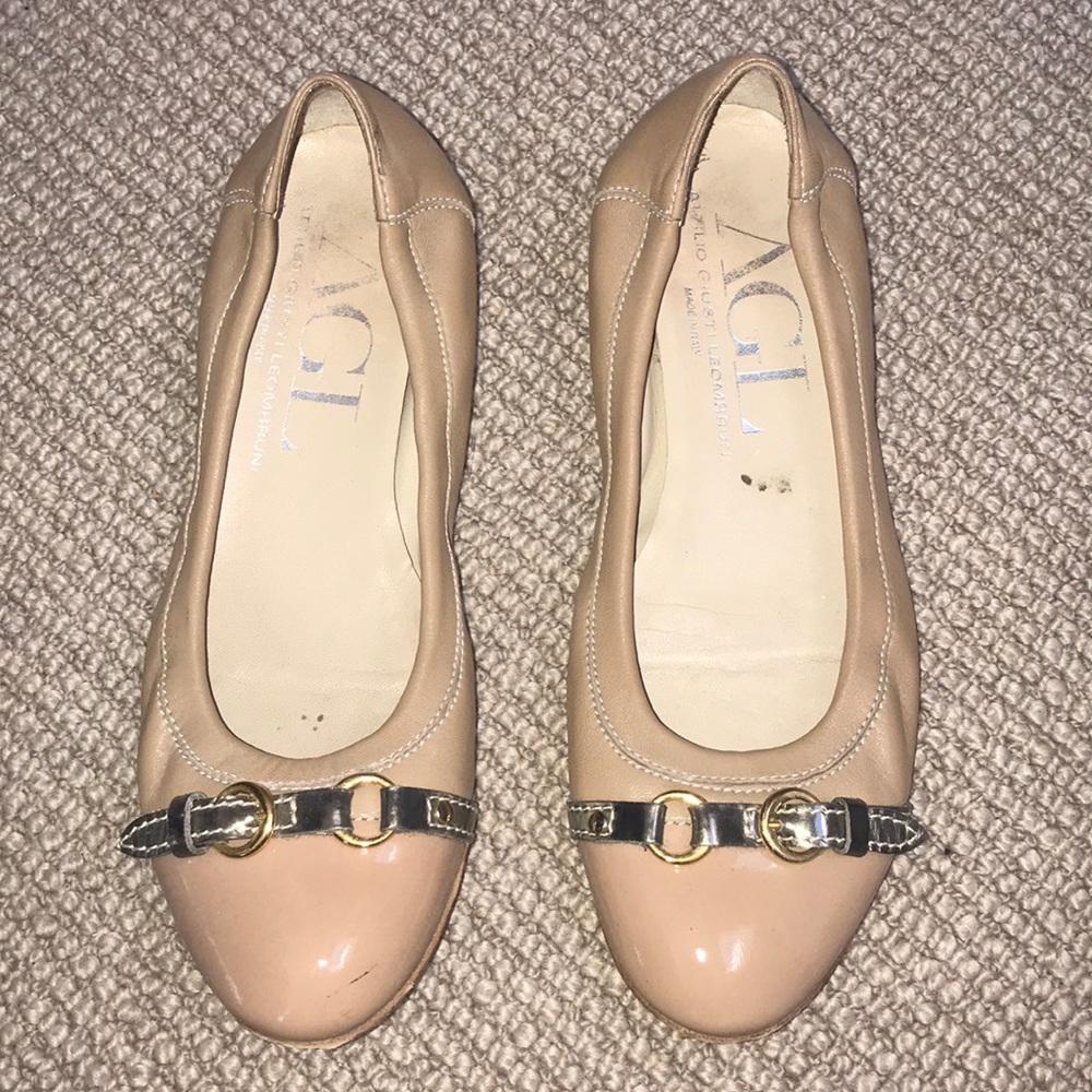 Tans AGL flats. Awesome condition.
